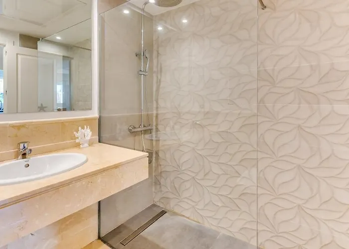 Magic Corner On Golden Mile Marbella